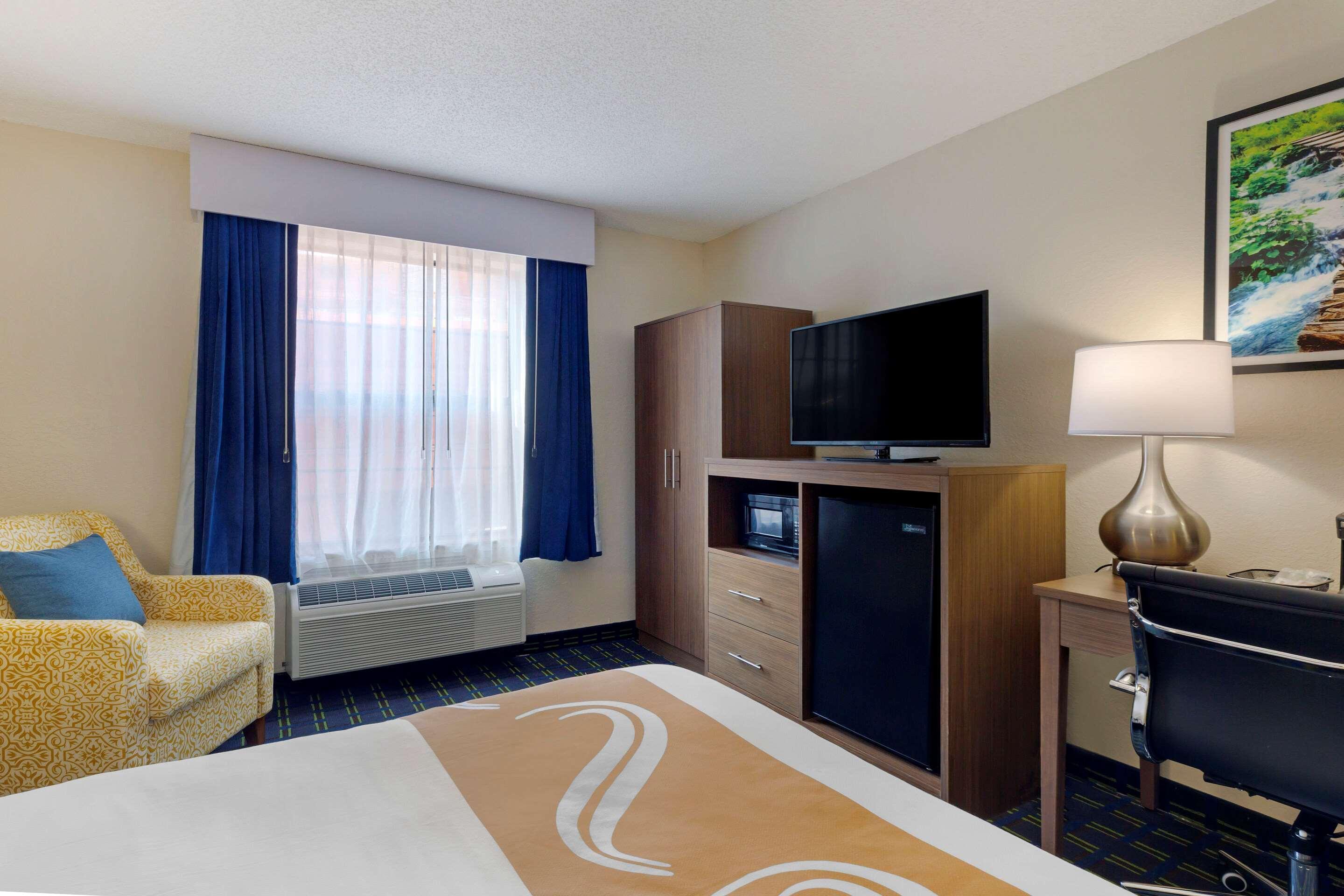 Quality Inn Lee Bagian luar foto