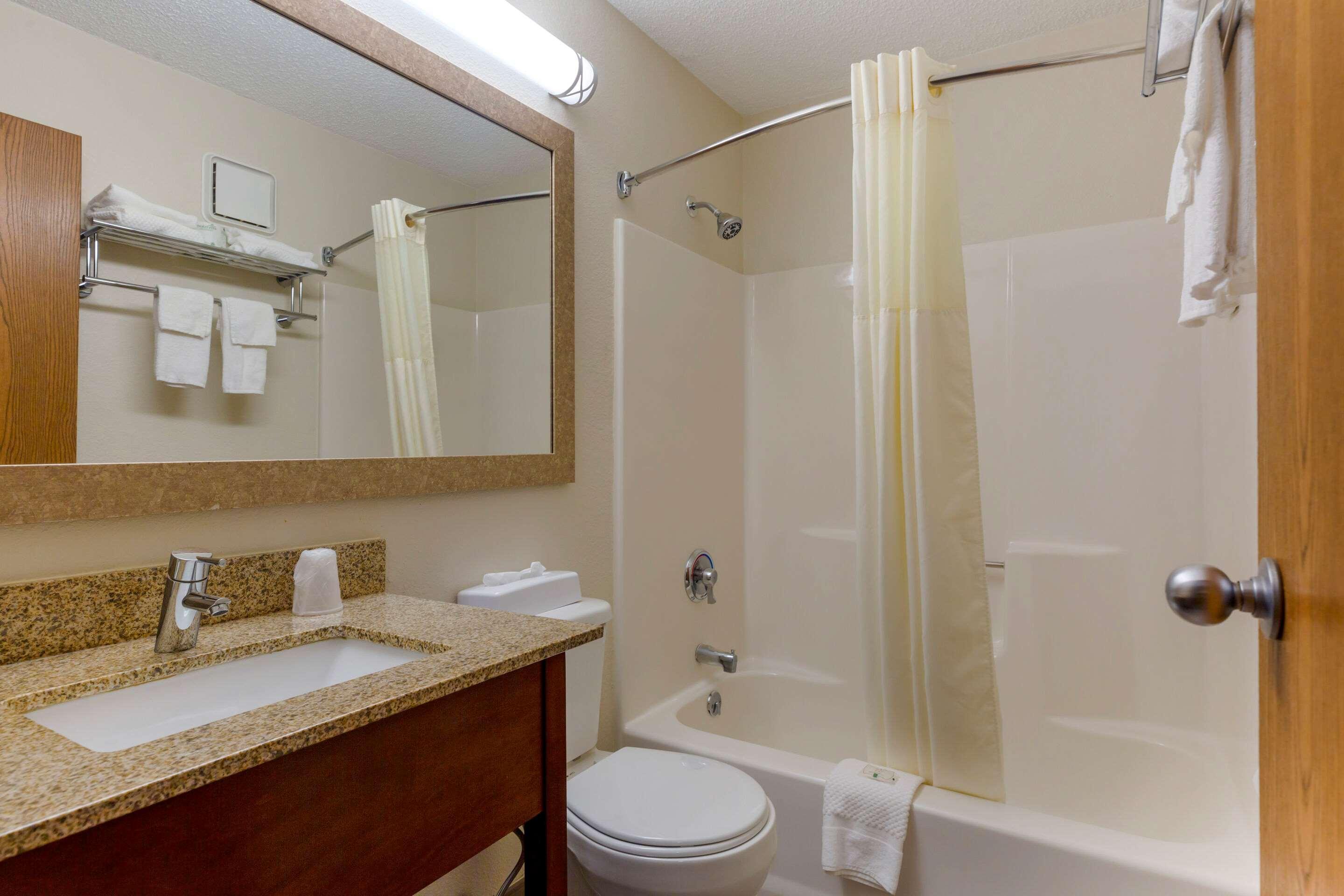 Quality Inn Lee Bagian luar foto